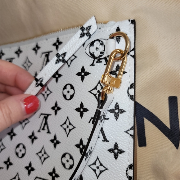 Louis Vuitton Giant White Black Wristlet Pouch from Neverfull MM Giant Khaki Bag - Picture 12 of 17